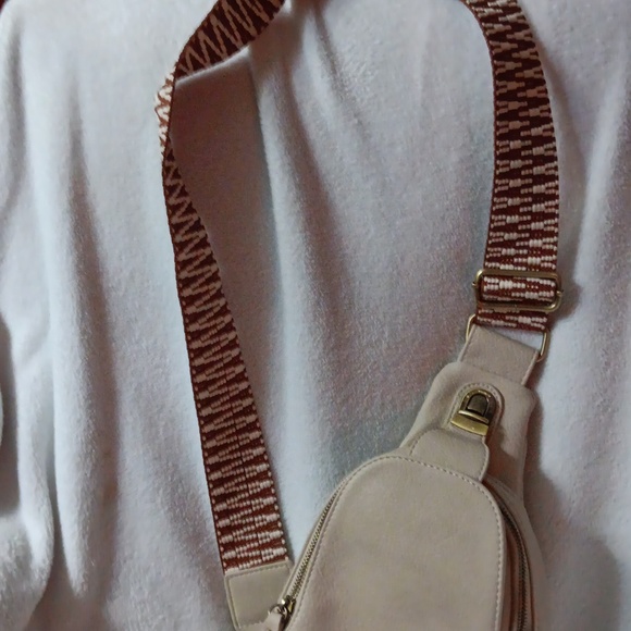 NWOT URBAN EXPRESSIONS SLING BAG - Picture 2 of 9